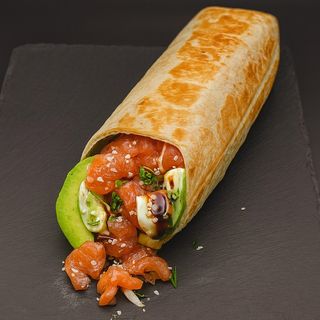 Шаурма з лососем, авокадо та вершковим сиром