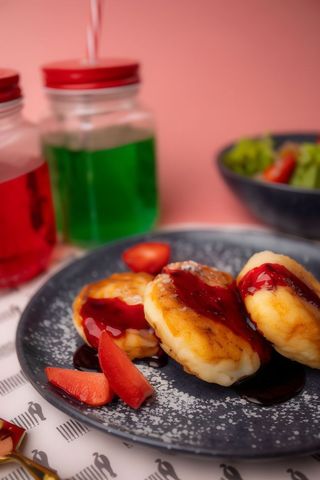 Сирники зі сметаною та смородиновим кюлі (190г)