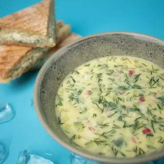 Прохолодна окрошка на айрані з куркою (300г)