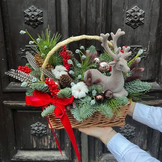 Композиція «Зимовий кошик з оленем»