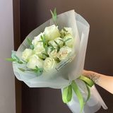 Білі троянди з евкаліптом