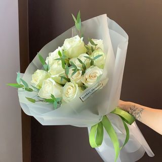 Білі троянди з евкаліптом