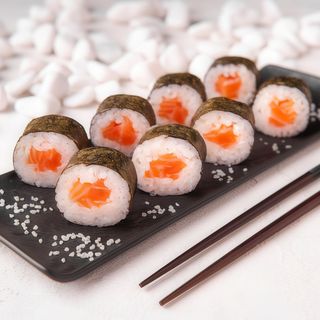 Рол Сяке макі з малосольною сьомгою (8шт/180г)