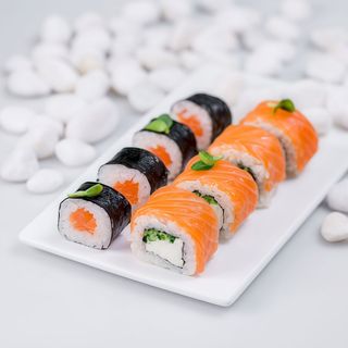 Мікс рол Сяке Макі з малосольним лососем + Філа Мітцу з малосольним лососем