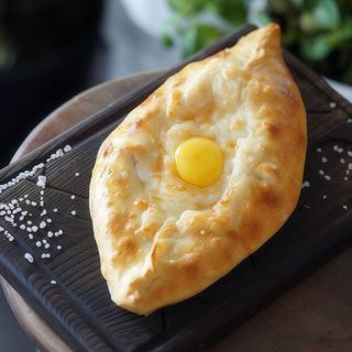 Хачапурі По-аджарські з сиром Сулугуні (300 г)