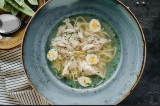 Курячий бульйон з локшиною і перепелиним яйцям (300мл)