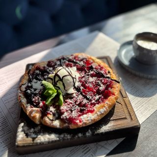 Вишнева тарта з морозивом (300г)