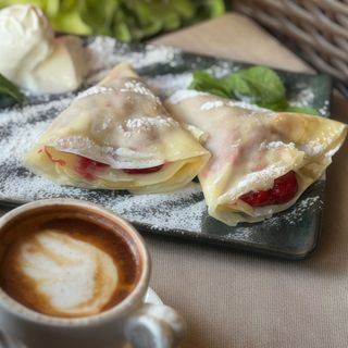 Млинці з вишнею і морозивом (150г)