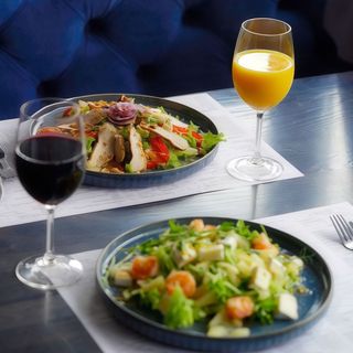 Салат з креветкою, сиром Камамбер і гриль ананасом (220г)