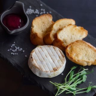 Камамбер Гриль (120 г + соус )