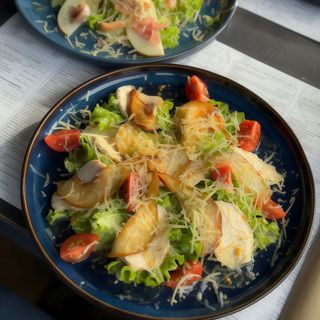 САЛАТ З КАРАМЕЛІЗОВАНОЮ ГРУШЕЮ І ЗАПЕЧЕНОЮ КУРКОЮ (250г) 