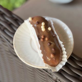 Еклер з карамельною начинкою