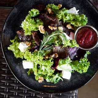 САЛАТ З ОЛЕНИНОЮ, ПЕЧЕНИМ БУРЯКОМ, ВОЛОСЬКИМ ГОРІХОМ І СИРОМ ФЕТА