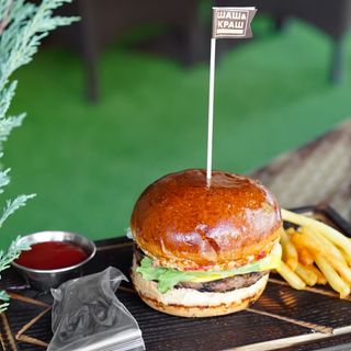 Бургер з олениною і брусничним соусом