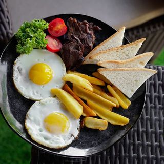  Яєчня з олениною і картопляними діпами “Дикий Краш”