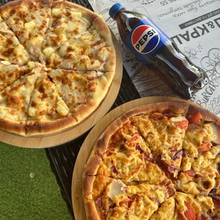 Комбо Піци (фірмова мʼясна і гавайська) + PEPSI 0,5 у подарунок