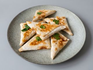 Лаваш з Сулугуні та зеленню (150г)