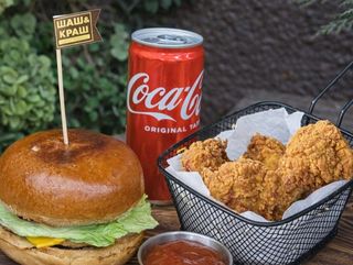 Бургер (200 г)  + крильця Крісті (200г) + Cola 0,250