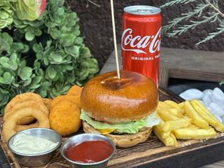 Бургер "Один Вдома"  + фрі + нагетси + цибулеві кільця + кола ж.б (500 г загальна вага )