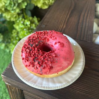 Пончик з малиновою начинкою