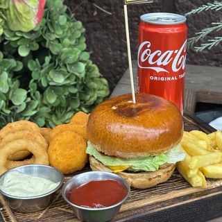 Бургер "Один Вдома"  + фрі + нагетси + цибулеві кільця + кола ж.б (500 г загальна вага )