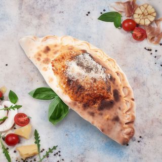 Піца Кальцоне з салямі (360г)