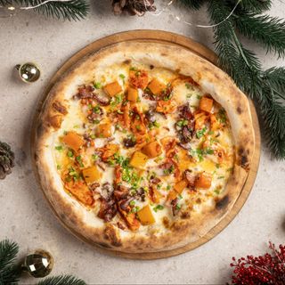 Піца з гострою куркою, печеним гарбузом та беконом (М)