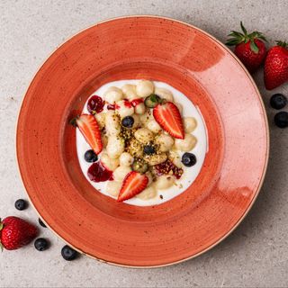 Ліниві вареники з сиру з ягодами та сметаною (300г)