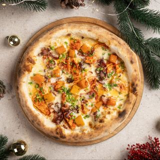 Піца з гострою куркою, печеним гарбузом та беконом (L)