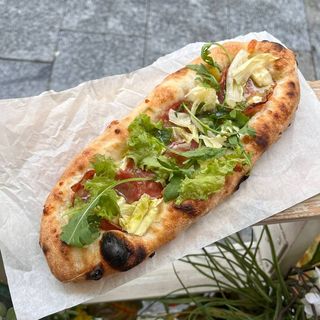 Піцетта з салямі, перцем пепероні та фетою (160г)