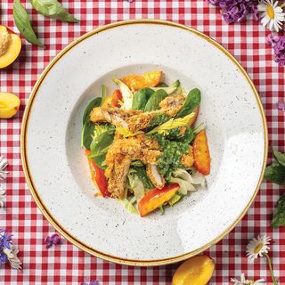 Салат з кріспі куркою, грильованим персиком, овочами та  сальса верде (300г)