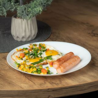 Яєчня з сосисками та овочами (250г)