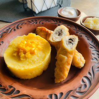 Мамалига зі сметаною, бринзою та курячими кручениками з печерицями 