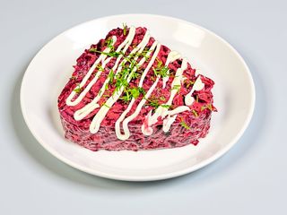 Буряковий салат з майонезом та часником 