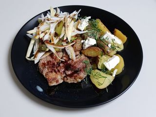 Скибочки картоплі обсмажені з фетою, зеленим  укропом, огірком мари  (220г)