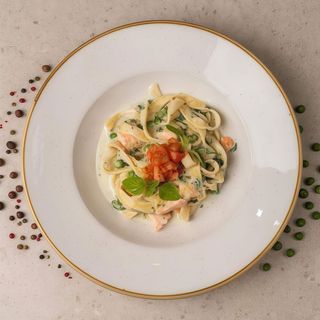 Тальятеле з лососем, шпинатом та зеленим горошком (330г)