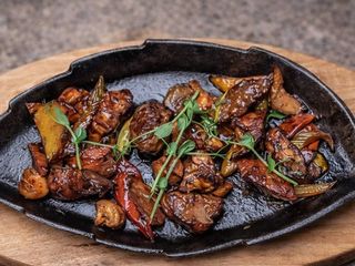 Пательня зі свининою та овочами