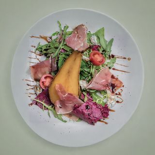 Салат з пармою, карамелізованою грушею і сиром Дор Блю