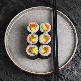 Макі з лососем і авокадо (150г)