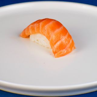 Суші з норвезьким лососем слабосолоний (80г)