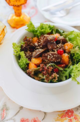 Салат з курячої печінки та карамелізованих яблучок