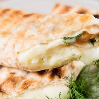 Лаваш з сиром сулугуні