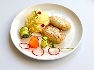 Котлетки з судачка з картопляним пюре