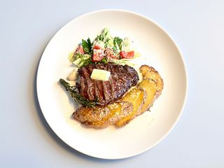 Стейк з філе яловичини з салатом та картоплею 