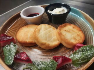 Сирники зі сметаною та ягідним соусом (180/40/20г)