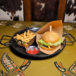 Класичний бургер з картоплею фрі та гострим соусом (360/70/30г)