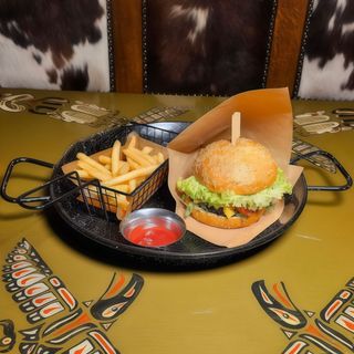 Бургер з котлетою з яловичини, беконом і грибами (320/70/30г)