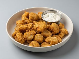 Грибочки фрі, подаються з часниковим соусом (230/50г)
