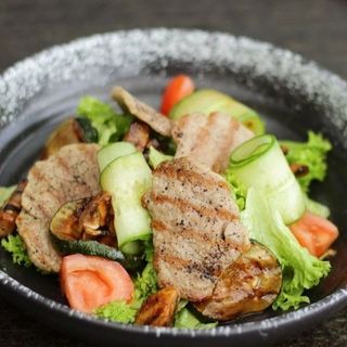 Салат з вирізкою зі свинини (230г)