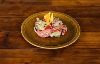 Салат зі свіжих овочів з волоськими горіхами (200г)